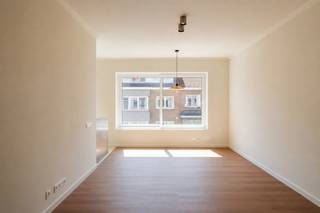 <strong>Stationsbuurt Gent-Sint-Pieters – gerenoveerd appartement met 2 slaapkamers en EPC A-score</strong><br /><br /><em>Voor meer informatie of een bezoekaanvraag, mail naar info@carloeggermont.be</em><br /><br />Dit <strong>lichtrijke appartement</strong> is gelegen in de <strong>Stationsbuurt Gent-Sint-Pieters</strong>. Een uiterst praktische locatie met alle voorzieningen in de directe omgeving. De buurt geldt als voortrekker op vlak van mobiliteit en bevindt zich op <strong>slechts vijf minuten fietsen van het historische stadscentrum.</strong><br /><br />Het appartement werd in<strong> 2026 volledig gerenoveerd</strong> door <strong>51North</strong>, een ontwikkelaar die bekendstaat om zijn<strong> hoogwaardige afwerking</strong> en <strong>eigentijdse architecturale visie</strong>. Alle leidingen, technieken en het buitenschrijnwerk werden vernieuwd, met bijzondere aandacht voor <strong>energiezuinigheid, isolatie</strong> en verfijnde <strong>designdetails</strong>. Dit resulteert in een <strong>EPC A-score van 78 kWh/m².</strong><br /><br />Met een <strong>bruikbare vloeroppervlakte van ca. 65 m²</strong>, twee slaapkamers, badkamer met inloopdouche en een compact <strong>zuidwestgericht terras </strong>beschikt het appartement over een <strong>praktische en open indeling. <br /><br />Extra troef </strong>is de gemeenschappelijke <strong>fietsenberging</strong> als de <strong>2 privatieve kelderbergingen</strong> in het gebouw.<br /><br /><strong>Een interessante opportuniteit voor jonge professionals of ouders van studerende kinderen die op zoek zijn naar een waardevaste investering op een toplocatie.</strong>
