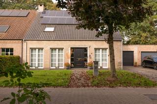 <p><span>Ruime gezinswoning met verwarmd zwembad in het gegeerde Nieuw Bloemendaal</span></p><p><span>In de rustige, wijk "Nieuw Bloemendaal" te Schoten staat deze ruime gezinswoning op een boogscheut van het centrum.</span></p><p><span>Gelijkvloers: inkomhal met vestiaire en apart toilet, ruime woonkamer met halfopen luxekeuken, een slaapkamer en badkamer (ideaal voor gelijkvloers wonen of vrij beroep), wasplaats met toegang tot de aangebouwde garage die uitgeeft op de tuin. Alarminstallatie aanwezig.</span></p><p><span>Eerste verdieping: drie ruime slaapkamers + bureel/dressing en ruime badkamer met ligbad, dubbele lavabo en een apart toilet.</span></p><p><span>Zolder: grote zolder via valtrap, met betonplaat en ramen in de zijgevel. Perfect als berging, deze is geïsoleerd en afgetimmerd.</span></p><p><span>Buiten: supergezellig overdekt terras, kleine tuin met verwarmd zwembad, veel groen en privacy achteraan.</span></p><p><span>EPC Label B , zonnepanelen, warmtepomp voor zwembad</span></p><p><span>Ligging: scholen, winkels, openbaar vervoer en het centrum van Schoten op korte afstand, met een vlotte verbinding naar Antwerpen.</span></p><p><span> </span></p><p><span>besschikbaarheid : november 2027</span></p>