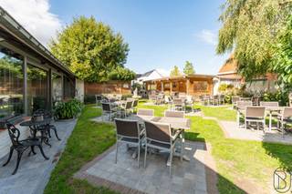 Goedgelegen charmante eigendom (op heden restaurant met feestzaal) met veel potentieel!<br />Indeling: inkomhal, aparte toiletten, eetzaal (plaats voor 50 personen, volledig uitgeruste en professionele keuken en een aparte feestzaal waar een 70-tal personen kunnen tafelen.<br />Op de eerste verdieping bevindt zich een polyvalente ruimte die de mogelijkheid biedt voor een woonruimte, bureau, etc.<br />Buiten is er een ruime en volledig omheinde tuin met mooi aangelegd terras.<br />Troeven: gelegen in het centrum van Oeselgem aan de kerk (grote parking!), karaktervolle eigendom met veel authenticiteit, ideaal voor iemand op zoek naar ruimte en potentieel.<br />Meer info of een bezoek: charlotte@immobeguin.be