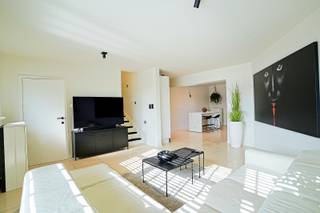 <strong><span>Altijd gedroomd van wonen in het centrum van Londerzeel, maar toch weg van de drukte?</span></strong><br />Deze woning biedt het beste van beide werelden. Slechts de hoek om en u bevindt zich meteen in het centrum met tal van horecazaken en winkels. Bovendien hoeft u met het Heldenplein voor de deur nooit te zoeken naar een parkeerplaats.<br />De woning werd gebouwd in 2006 en is perfect instapklaar.<br /><strong><span>Indeling:</span></strong><br />Bij het binnenkomen vindt u een inkomhal met gastentoilet en een praktische berging. De lichtrijke en moderne woonkamer sluit aan op een open keuken, wat zorgt voor een aangename leefruimte.<br />Op de verdieping bevinden zich een nachthal, een badkamer en twee volwaardige slaapkamers. De derde kamer kan perfect dienstdoen als bureau, dressing of extra slaapkamer.<br />Bovendien is de woning bijzonder onderhoudsvriendelijk, aangezien er geen tuin of terras is. Ideaal voor wie centraal wil wonen en liever geniet van de vele horecazaken en voorzieningen in de onmiddellijke omgeving dan tijd te besteden aan tuinonderhoud.<br /><br />Referentie: 5634