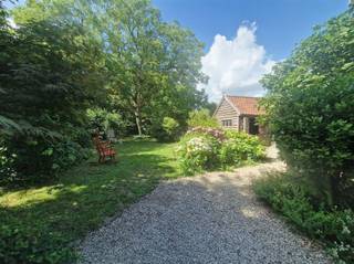 immo Talenco verkoop in Sint-Antelinks (Herzele) een landelijk gelegen woning. Deze ruime halfopen bebouwing met ecologische tuin ligt aan de rand...