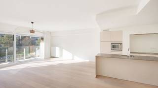 Rustig wonen met open zicht op het IJzerpark, op een boogscheut van de Dumortierlaan. In de Ieperstraat bevindt zich dit instapklare tweeslaapkamerappartement, dat in 2015 volledig werd hernieuwd en modern wooncomfort combineert met een verzorgde afwerking.<br /><br />De inkomhal leidt naar een lichtrijke leefruimte met open, volledig ingerichte keuken. De woonkamer heeft een mooie gevelbreedte en geeft uit op een zonnig terras waarop u kunt buiten eten. Aansluitend is er een ruime berging/wasplaats en een afzonderlijk gastentoilet. Beide volwaardige slaapkamers zijn voorzien van ingemaakte kasten en beschikken elk over een eigen douchekamer, wat het appartement bijzonder comfortabel maakt voor zowel vaste bewoning als pied-à-terre.<br /><br />Het zuidwestgericht terras geniet van aangename zon en een open, groen uitzicht op het park. Verder beschikt het appartement over een zeer ruime privatieve kelderberging. Mogelijkheid tot het huren van een garagebox op het gelijkvloers in dezelfde residentie. <br />EPC: A-klasse