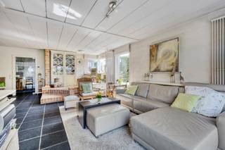 Située dans une rue résidentielle calme de la charmante commune de Merchtem, cette villa unique avec cabinet médical intégré offre une...