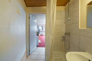 <p>Deze studio, gelegen in de Rasphuisstraat, biedt een uitstekende opportuniteit zowel als eigen woonst als voor wie op zoek is naar een interessante investeringseigendom.<br />Dit pand is momenteel namelijk verhuurd.</p><p>De studio beschikt over een leefruimte met keuken en een badkamer met inloopdouche en toilet.</p><p>De ligging is absoluut een grote troef. Gelegen op korte afstand van het centrum van Gent, met een vlotte bereikbaarheid dankzij de nabijheid van belangrijke invalswegen en het openbaar vervoer. Daarnaast bevinden winkels, horeca, onderwijsinstellingen en recreatiemogelijkheden zich binnen handbereik.</p><p>Kortom, een ideale opportuniteit voor wie op zoek is naar een centraal gelegen woonst of naar een pand met aantrekkelijk verhuurpotentieel in een gegeerde buurt.</p>