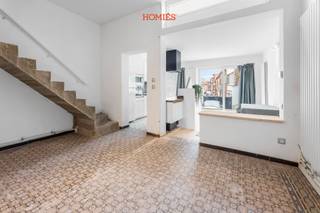Welkom in dit charmant en authentiek appartement, gelegen op een strategische toplocatie aan de Geldenaaksevest 10 in Leuven. Dankzij de ligging vlakbij het station én op een boogscheut van het levendige stadscentrum, geniet je hier van het beste van beide werelden: een uitstekende bereikbaarheid én een bruisende omgeving. Binnenin ontdek je een ruime duplex met drie slaapkamers en een grote, lichtrijke leefruimte die naadloos overgaat in een open keuken. Deze is volledig uitgerust met alle nodige toestellen: kookplaat, dampkap, oven, microgolfoven, koelkast, diepvries en vaatwasmachine. Een absoluut pluspunt is het grote westgerichte terras waar je in de namiddag en avond heerlijk van de zon kunt genieten. Achteraan het gebouw beschik je over een private autostaanplaats die direct uitgeeft op het appartement, zodat je makkelijk en comfortabel binnenstapt. De huurprijs bedraagt €1595 per maand en er zijn geen gemeenschappelijke kosten. Voor het verbruik van water, gas, elektriciteit en internet wordt een maandelijkse provisie van €250 gevraagd. Dankzij de combinatie van ruimte, lichtinval, comfort en authentieke elementen is dit appartement perfect geschikt voor co-housing, jonge koppels of als starterswoning. Interesse? Aarzel niet ons te contacteren via <span>info@homies.be</span>!
