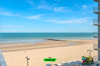 Op de Zeedijk te Middelkerke is dit instapklaar hoekappartement met één slaapkamer gevestigd. Dankzij de aangename ligging bevindt u zich aan de zee en het strand alsook op wandelafstand van het centrum van Middelkerke.<br /><br />Het appartement is voorzien van onder andere een nieuwe keuken en badkamer en een aparte slaapkamer.<br /><br />Daarnaast geniet u volop van een fantastisch zicht op het hinterland en zijdelings zicht op zee.<br /><br />Tot slot beschikt het eigendom ook over een privatieve berging in de kelder.<br /><br />Indeling: Woonkamer - open keuken - terras - badkamer - slaapkamer<br /><br />Bent u op zoek naar een instapklaar appartement met zicht op zee? Aarzel dan niet en leg snel uw bezoek vast via inti@immofrancois.be of 0499 74 89 74. <br /><br />