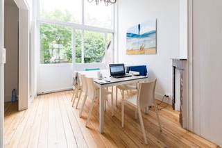 <p><b>HUIS VOOR GEDEELD WONEN</b> gelegen aan de Rogierlaan 239. 4 BESCHIKBARE gemeubileerde kamers (niet allemaal tegelijk), met huurprijzen variërend van 550 € tot 625 €, vermeerderd met een vast bedrag van 140 € voor de kosten (water, gas, elektriciteit, internet, schoonmaak van de gemeenschappelijke ruimtes en gebruik van de wasmachine). Een kamer is per direct beschikbaar, een andere vanaf 01/08 en nog twee vanaf 01/10. Het huis bestaat uit 8 gemeubileerde kamers met 2 gedeelde badkamers, evenals mooie gemeenschappelijke ruimtes met een keuken en een ruime woon-/eetkamer, en een tuin. EPB: E. Bezichtigingen kunnen uitsluitend worden gepland via onze online reserveringsagenda, die rechtstreeks toegankelijk is vanaf de pagina van het object op onze TREVI-website.</p>
<p><b><u>Indeling</u>:</b></p>
<ul>
<li>Kelderverdieping (straatkant): per direct beschikbaar - Prijs: 550 € + 140 € aan servicekosten</li>
<li>Begane grond (straatkant): beschikbaar op 01/10/2026 - Prijs: 625 € + 140 € aan servicekosten</li>
<li>2e verdieping (straatkant): beschikbaar op 01/08/2026 - met mogelijkheid tot vervroegde oplevering - Prijs: 625 € + 140 € aan servicekosten</li>
<li>2e verdieping (tuinzijde): beschikbaar op 01/10/2026 - met mogelijkheid tot vervroegde oplevering - Prijs: 625 € + 140 € aan servicekosten</li>
</ul>