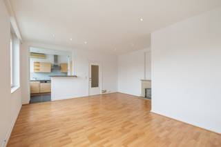 In het prestigieuze Monnaie Building, aan de Wolvengracht, stelt So Estates u deze lichtrijke studio op de 8e verdieping met lift ontdekken. Het pand bestaat uit een woon-/eetkamer van 29 m² die baadt in het licht dankzij de grote ramen met een mooi open uitzicht over de stad, een bureau van 8 m², een uitgeruste keuken van 6,5 m², een badkamer met dubbele wastafel en ligbad van 6,5 m², een afzonderlijk toilet en een inkomhal met kastruimte. Het pand beschikt over vloerverwarming, PVC-ramen met dubbele beglazing, een lift en een dak dat in 2025 volledig werd gerenoveerd en geïsoleerd. Op technisch vlak heeft het pand een EPC-label E en is de elektrische installatie niet conform. De lasten bedragen 216€ per maand (gemeenschappelijke delen, syndicus, verzekering, privatief water en verwarming), aangevuld met 83 € per maand voor het reservefonds. De onroerende voorheffing bedraagt 1.087 €. Mogelijkheid tot aankoop van een autostaanplaats in de Zandstraat. Ideaal gelegen op een steenworp van het Muntplein, het openbaar vervoer, de winkels en alle voorzieningen van het stadscentrum, vormt dit goed een mooie opportuniteit in het hart van Brussel. IDEAAL VOOR IEDEREEN.