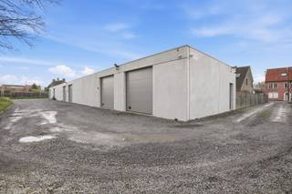 Deze nieuwbouw loods van 45m² is gelegen in het centrum van Houthulst.Aparte teller voor elektriciteit aanwezig. Regenwaterput per loods...