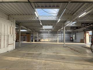 Entrepôt d'environ 800 m² pour stockage à louer à Audenarde, près de la N60.Commodités :- Sanitaire- Coin cuisine- Espace extérieur ouvert et...