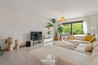 Interesse? Meer informatie op www.SWEVERS.be. - De villa in de Halbeekstraat 12 in Heusden-Zolder is een volledig gerenoveerde instapklare gezinswoning (2022-2023) met een bewoonbare oppervlakte van 306 m² op een perceel van 24a68ca.<br /><br />Binnen biedt de woning een lichte en ruime leefruimte van 40,5 m², een moderne keuken van 22 m² en vijf slaapkamers, waaronder een luxueuze master bedroom (48,78 m²) en kamers met dressing. Er zijn twee moderne badkamers en de woning is geschikt voor gelijkvloers wonen.<br /><br />Verder beschikt de villa over een volledige kelder (54,94 m²), een kruipkelder, een zolder (37,8 m²) en een inpandige garage voor twee wagens. De zuidwestelijk georiënteerde tuin (meer dan 20a) is ideaal voor ontspanning en biedt mogelijkheden voor zwembad of poolhouse.<br /><br />Dankzij de renovatie is de woning energiezuinig (EPC C) en uitgerust met 20 zonnepanelen, nieuwe ramen, dak, isolatie, elektriciteit en sanitair.<br /><br />De ligging is uitstekend: op wandelafstand van scholen, winkels en openbaar vervoer, en met vlotte verbinding naar de autosnelwegen (5,5 km).<br /><br />Deze woning biedt alles wat je zoekt: charme, ruimte, comfort en een uitstekende locatie. Klaar om jouw droomhuis te ontdekken? Plan snel een bezichtiging en laat je betoveren door de unieke sfeer van deze woning! Wij helpen je maar al te graag verder tijdens een persoonlijke rondleiding. tel. 011 255 155. Bron bewoonbare oppervlakte: EPC – verslag.