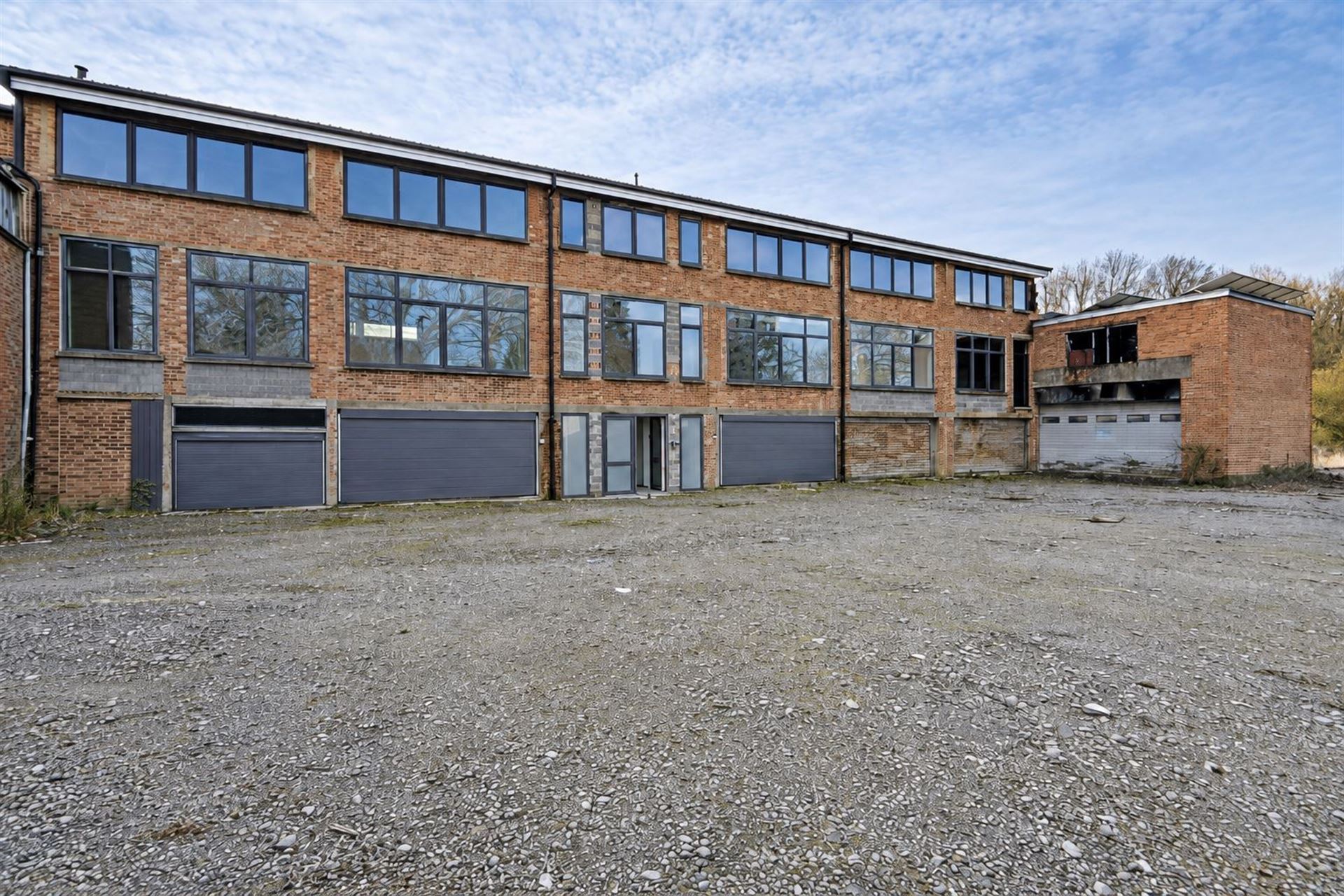 Commercieel te koop in Fontaine-l'Evêque met 14 slaapkamers - foto 4