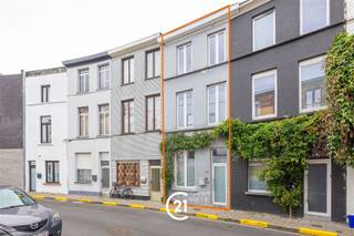 <p>Bent u op zoek naar een instapklare woning met 3 slaapkamers en een gezellige tuin in Gent? Dan is deze woning precies wat u zoekt.</p><p>Deze woning is gelegen in de Kiekenstraat in Gent, op een rustige en vlot bereikbare locatie op korte afstand van het bruisende stadscentrum. In de onmiddellijke omgeving vindt u diverse winkels, scholen, openbaar vervoer en andere dagelijkse voorzieningen. Dankzij de nabijheid van belangrijke invalswegen en uitstekende fiets- en openbaarvervoersverbindingen geniet u van een vlotte bereikbaarheid naar het centrum van Gent en de omliggende gemeenten. Deze gunstige ligging combineert het comfort van rustig wonen met alle voordelen van het stadsleven.</p><p>Indeling:<br />GLV: Via de inkomhal betreedt u de woning en komt u terecht in de ruime en lichtrijke leefruimte met open keuken. De grote raampartijen zorgen voor een aangename lichtinval. Vanuit de leefruimte heeft u rechtstreeks toegang tot de gezellige tuin, waar u in alle rust kunt genieten.<br />1steV:Via de trap in de leefruimte bereikt u de nachthal, die toegang biedt tot de ruime slaapkamer en de badkamer, uitgerust met een ligbad, douche en wastafel.<br />2deV: Op de tweede verdieping bevinden zich nog twee volwaardige slaapkamers, beide voorzien van praktische maatwerkkasten.</p><p>Deze verzorgde woning is ideaal voor gezinnen, starters of investeerders die op zoek zijn naar een comfortabele woning op een gunstige locatie in Gent.<br />Bovendien bestaat de mogelijkheid om een garage aan te kopen voor € 35.000.</p><p>Interesse?<br />Contacteer ons gerust voor meer informatie of plan vandaag nog uw bezoek in.</p>
