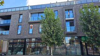<strong>Comfortabel appartement met 2 terrassen, op de bovenste verdieping van residentie De Mispelaer. </strong><br />Een appartement, voor wie wil wonen in een gezellig en comfortabel complex voorzien van tal van faciliteiten. Een rustige ligging, in een straat vlakbij het commercieel centrum van Maasmechelen, het winkelcentrum M2, de Pauwengraaf en Maasmechelen Village en de autostrades richting Nl. en Brussel/A’pen. <br /><br /><u>Dit knus appartement bestaat uit</u> : een ruime inkomhal, een leefruimte met een open keuken voorzien van de nodige apparatuur. Er is een berging, een ruime slaapkamer, een badkamer voorzien van een inloopdouche, toilet en wastafel. Er is een ruim terras aan de Koninginnelaan en een zonnig terras met opbergkasten aan het binnenplein. Er is een kelderberging en een ondergrondse autostaanplaats.<br /><br />Het gebouw beschikt over een ruime lift.<br /><br />Het appartement kan je verwarmen of koelen met een individueel instelbaar systeem met vloerverwarming en koeling, aangestuurd middels een warmtepomp van Daikin.<br /><br />Daarnaast wordt er een bijdrage in de lasten gevraagd ten bedrage van € 75.<br /><br />Dit appartement is onmiddellijk beschikbaar.<br /><br />Bij interesse kan u best uw telefoonnummer nalaten zodat wij u kunnen contacteren.<br />Alle kandidaat-huurders worden opgebeld in volgorde zoals de aanvragen binnenkomen.<br />Bedankt voor uw geduld.<br />
