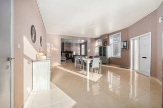 <p>Te koop: ruime gesloten woning in het centrum van Dendermonde, op wandelafstand van station, bushalte en voorzieningen.<br />Deze karaktervolle woning biedt veel ruimte en potentieel, met maar liefst vijf slaapkamers en grote leefruimtes. Dankzij de centrale ligging nabij openbaar vervoer en scholen is dit een ideale gezinswoning. Bovendien beschikt u over een ruime garage, waardoor parkeren geen probleem is.</p>

<p>Belangrijkste ruimtes:<br />• Grote living (68 m²) met open haard en veel lichtinval<br />• Ruime keuken (22 m²) uitgerust met gasfornuis, oven, koelkast en dampkap<br />• Vijf slaapkamers (8 m², 9 m², 13 m², 24 m², 37 m²)<br />• Badkamer (7 m²) met ligbad, toilet en wastafel<br />• Twee bergingen (8 m² en 11 m²) met aansluiting voor wasmachine en droogkast<br />• Garage (33 m²)<br />• Tuin (160 m²) ideaal voor ontspanning</p>

<p>Troeven:<br />• Centrale ligging nabij station, bushalte en voorzieningen<br />• Grote woning met veel slaapkamers en ruime indeling<br />• Garage aanwezig, geen parkeerstress</p>

<p>Neem vandaag nog contact op met uw ERA-makelaar voor een bezoek.<br />JOUW DROOMHUIS. ZO GEVONDEN!</p>