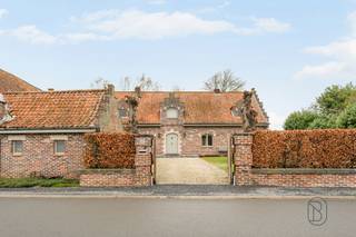 In een rustige en groene omgeving bevindt zich deze veelzijdige villa, ideaal voor grote gezinnen, cohousing, kangoeroewonen of zelfstandigen...