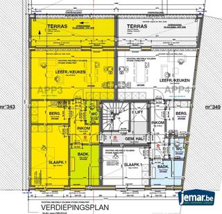 <p><span>Op een boogscheut van het alomgekende "college" van Maasmechelen worden er in een kleinschalig appartementsgebouw 7 wooneenheden gebouwd  Van hieruit ligt zowat alles wat u in het dagelijkse leven nodig heeft op wandelafstand. We denken hier aan winkels, bakkers, het gemeentehuis maar ook de gezellige terrasjes in het centrum. Het openbaar vervoer stopt op slechts enkele meters. Bovendien bent u op 2 minuten van het op- en afrittencomplex van de autosnelweg E314.</span></p><p><span> </span></p><p><span>Vanaf het eerste tot en met het vierde verdiep zijn er éénslaapkamerappartementen. Deze hebben een verschil in grootte als u het linkse of het rechtse appartement bekijkt. Wel krijgen ze hetzelfde afwerkingsniveau en hebben ze bovendien een ruim terras aan de achterkant. Hier heeft u een vrij zicht.</span></p><p><span> </span></p><p><span>Het bovenste verdiep wordt een penthouse met 2 slaapkamers. Dit uniek appartement heeft omwille van de terrassen aan de voor- en achterkant een geweldig uitzicht over Maasmechelen. Het is ook het enige appartement op dit verdiep. U heeft hier dus geen buren.</span></p><p><span> </span></p><p><span>In het gebouw is er een lift. Voor ieder appartement wordt er een kelderberging voorzien. Ook is er een autostaanplaats. Deze laatste is niet inbegrepen in de prijs.</span></p><p><span> </span></p><p><span>Ook zeer interessant als vastgoedbelegging met een brutorendement van 4%. Wij kunnen als kantoor ook hier uw adviseur in zijn en u ontzorgen.</span></p><p><span> </span></p><p><span>Heeft u graag meer info over dit project dan kan u ons contacteren op het nummer 089/77.23.20 of via mail naar Fabian@jemar.be.</span></p><p><span> </span></p><p><span> </span></p>