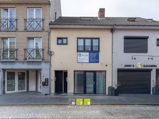 <span><strong>DUPLEX-APPARTEMENT MET VERANDA EN RUIM TERRAS TE EISDEN<br /><br />TROEVEN<br /></strong>- <span>Mooi en gezellig duplex-appartement gelegen in het commerciële centrum van Eisden.<br />- Ideaal gelegen dichtbij winkels, horecazaken, ... Alle belangrijke voorzieningen in de buurt.<br /></span>- 2 slaapkamers.<br /><span>- Veranda gelegen op de eerste verdieping.<br /></span>- Ruim terras.<br />- Privatieve inkomhal.<br />- EPC-label D: geen renovatieverplichting!<strong><br /></strong><strong><br />GELIJKVLOERS 00 <br /></strong>- Private inkomhal: trap naar de eerste verdieping <br /><br /><strong>VERDIEPING</strong> <strong>+01 (74,67 m²)</strong><br />- Woonkamer (5,50 m x 5,30 m = 29,15 m²): trap naar de tweede verdieping, tegelvloer.</span><br /><span>- Keuken (4,20 m x 5,30 m = 22,26 m²): keukenwand (onder- en bovenkasten, lades, oven, keramische kookplaat, dampkap, vaatwasser en spoelbak, ziteiland, tegelvloer.</span><br /><span>- Toilet (1,40 m x 0,90 m = 1,26 m²): zittoilet, spoelbakje, volledige wandbetegeling, tegelvloer.</span><br /><span>- Veranda (4,00 m x 5,50 m = 22,00 m²): laminaatvloer. </span><br /><br /><span><strong>VERDIEPING</strong> <strong>+02 (38,93 m²)</strong></span><br /><span>- Overloop (0,90 m x 2,15 m = 1,93 m²): tegelvloer.<br />- Badkamer (3,00 m x 3,00 m = 9,00 m²): ligbad, enkele lavabo met onderkast, onderkast en kolomkasten, volledige wandbetegeling, tegelvloer.<br />- Slaapkamer 1 (4,00 m x 4,20 m = 16,80 m²): inbouwkasten, velux dakraam, tegelvloer.<br />- Slaapkamer 2 (3,00 m x 3,20 m = 9,60 m²): inbouwkasten, velux dakraam, tegelvloer.<br />- CV ruimte (1,00 m x 1,60 m = 1,60 m²): aardgas verwarmingsketel, aansluiting wasmachine, tegelvloer.</span><br /><br /><span><strong>EXTERIEUR</strong></span><br /><span>- Terras gelegen op de eerste verdieping (9,00 m x 4,00 m = 36,00 m²).<span><br /></span><br />Bekijkt u deze advertentie via een aanverwante vastgoedsite, surf dan zeker naar onze website <strong>www.N78vastgoed.be</strong> voor een uitgebreide beschrijving en foto's. <strong>Meer info: +32 (0)89 86 18 88 of info@N78vastgoed.be.</strong></span>