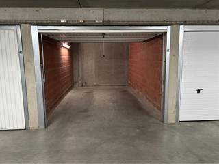 Garagebox te huur in een afgesloten en veilig complex. De huurprijs bedraagt €160 per maand en de garagebox is per direct beschikbaar. Ben je geïnteresseerd in dit pand te huur in Oostende? Ga naar de website www.dermul.be, klik op het pand dat je wenst te huren. Via de knop "ik heb interesse" vragen we u kort een profiel in te vullen. Daarna nemen we contact op voor een bezoek. Telefonisch kunnen er geen afspraken gemaakt worden.