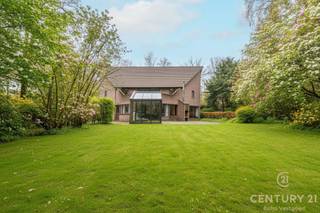 In een prachtig groene, rustige villawijk van Oud-Turnhout bevindt zich deze uitstekend onderhouden villa, gelegen op een royaal perceel van 2.789...