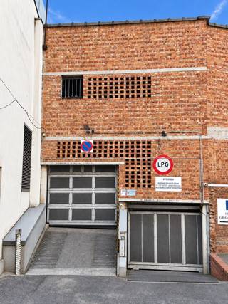TE KOOP - GENT. Op zoek naar een eigen parkeerplaats in het historisch centrum van Gent? Deze afgesloten autogarage bevindt zich op niveau 1 in een parkeergebouw en is afgesloten met een poort.<br />Een praktische oplossing voor wie centraal wil parkeren of op zoek is naar een garage als investering.<br />Interesse? Neem contact op voor meer informatie of een bezichtiging.