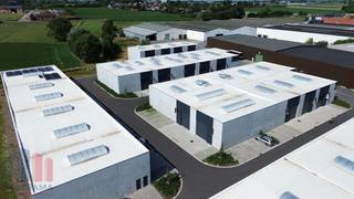 Nieuwbouw KMO-unit met een oppervlakte van +/- 136 m² te koop, de unit maakt deel uit van de gloednieuwe KMO-site <strong>"CLARYSSE BUSINESS PARK"</strong> en is uitstekend gelegen langs de Brugsesteenweg (N50) en biedt moderne en hoogwaardige KMO-units. <br />Het project bestaat uit 38 KMO-units met oppervlaktes van 90 m² tot 488 m², eventueel samen te voegen tot grotere entiteiten. <br /><br />De casco loodsen zijn opgebouwd uit een staalconstructie in combinatie met betonwanden en architecturale sandwichpanelen en hebben een vrije hoogte van +/- 6 m. Elk magazijn is toegankelijk via een automatische sectionale poort (4m B x 4,5 m H) met geïntegreerde loopdeur of met aparte toegangsdeur met bovenliggende raampartij. Daarnaast zijn de units voorzien van een lichtstraat met rookluik (brandklasse C), geïsoleerd steeldeck, polybetonvloer, aansluitingen voor water, elektriciteit en een afvoer.<br /><br />Per twee units wordt er een regenwaterput van 5.000 L voorzien en optioneel kunnen er zonnepanelen geplaatst worden. <br />De unit heeft 1 vaste parkeerplaats !!!<br /><br />Beschikbaar bij akte.<br /><br />Contacteer PANORAMA B2B voor bijkomende inlichtingen of een vrijblijvend plaatsbezoek 050 300 800.