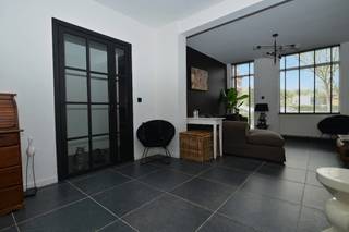 <strong>Bent u op zoek naar een moderne, instapklare woning waar comfort en stijl centraal staan? <br /></strong>Deze volledig gerenoveerde gesloten bebouwing (135 m² bewoonbare opp.) op een perceel van 200 m² te Brasschaat biedt alles wat u zoekt: een gunstig EPC (Label C), een asbestveilige omgeving en een geweldige ligging – op wandelafstand van het park, Sport Oase, winkels, openbaar vervoer en scholen.<br /><br /><strong>Gelijkvloers: Licht, steel look en graniet</strong><br />U betreedt de woning via de inkomhal, die achteraan toegang biedt tot een gastentoilet met handenwasser. De eyecatcher bij binnenkomst is de steel look binnendeur met glas, die leidt naar de ruime, lichtrijke leefruimte. Deze is d.m.v. meubilair perfect op te delen in een gezellige zithoek en een ruim eetgedeelte, voorzien van praktische bergingen voor technieken en vestiaire.<br /><br />Via een tweede steel look binnendeur met glas bereikt u de tussenhal die toegang geeft tot de luxueuze badkamer, uitgerust met stijlvol kuipvormig ligbad, douche, handdoekradiator en dubbel wasmeubel. In de doorgang naar de keuken zijn slimme wandkasten geïntegreerd met de CV-installatie en aansluitingen voor was- en droogautomaten.<br /><br />De keuken is afgewerkt met een granieten werkblad en hoogwaardige toestellen (5-pits gasvuur, oven, combi-oven en vaatwasser). Dankzij de kamerbrede schuifpui vloeit de keuken naadloos over in de tuin, die beschikt over een terras, tuinhuis en een overdekte loungeruimte.<br /><br /><strong>Verdiepingen: Ruimte voor groei</strong><br />De nachthal op de eerste verdieping biedt toegang tot twee ruime slaapkamers. De hoofdslaapkamer beschikt over een vaste zoldertrap naar de zolderverdieping. Deze ruimte is momenteel ingericht als dressing, maar biedt de unieke mogelijkheid om uitgebreid te worden tot een derde slaapkamer.<br /><br /><strong>Troeven op een rij:</strong><br />- <strong>Locatie:</strong> Rustig en toch overal vlakbij (Park van Brasschaat, scholen, openbaar vervoer).<br />- <strong>Staat en Comfort: </strong>Volledig gerenoveerd, asbestveilig. en gunstig EPC (Label C).<br />- <strong>Buitenruimte: </strong>Sfeervolle tuin met terras, tuinhuis en overdekte loungeruimte<br /><br /><strong>Een gweldige kans voor wie op zoek is naar een instapklaar geheel met karakter op een absolute toplocatie!</strong>