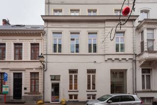 Stationsstraat 37: Moderne commerciële duplexruimte met sterke visibiliteit in centrum Wetteren In een van de meest dynamische straten van...