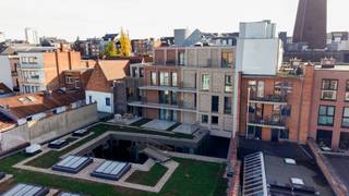 Deze luxueuze studio aan de Diestsestraat biedt alles wat je zoekt in een moderne woonruimte.<br /><br />Bij binnenkomst in de studio vinden we een leefruimte met een open keuken die is voorzien van de nieuwste apparatuur en hoogwaardige materialen, ideaal voor wie van koken houdt. <br />De studio geeft toegang tot 2 ruime privé terrassen langs beide kanten!<br /><br />Door een box-in-box concept te gebruiken, waarbij bijvoorbeeld de badkamer en de kleerkast binnen één structuur zijn verborgen, genieten de studio's van een hoogwaardige afwerking en wordt er maximaal ruimte gecreëerd.<br /><br />Verder is de badkamer uitgerust met een douche, toilet, een wastafel en een kleine berging. Alle voorzieningen zijn van topkwaliteit en zorgen voor een luxueuze uitstraling.<br /><br />Kelderbergingen en staanplaatsen / garageboxen zijn nog beschikbaar. Alle staanplaatsen en garageboxen zijn voorzien om elektrisch te laden. Aparte facturatie is mogelijk.<br /><br />Uniek is de onderhoudsvriendelijke, gemeenschappelijk aangelegde gemeenschappelijke tuin.<br /><br />Mogelijk om te kopen met 6% BTW, mits voldaan wordt aan de voorwaarden.<br /><br />Vlotte bereikbaarheid, op 1 min van de ring en 5 min van de E314 en E40, 5 min wandelen naar de grote markt.<br /><br />Deze studio maakt deel uit van het nieuwbouwproject Tymple Greens, via volgende link kan u alle info over het volledige project en alle beschikbaarheden vinden: https://tymplegreens.immo/<br /><br />Neem contact met ons op voor een bezichtiging of meer informatie.