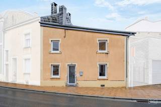 WE INVEST Sud-Luxembourg presenteert u deze maisonette met 3 gevels, gelegen in Virton, op een steenworp afstand van voorzieningen en de...