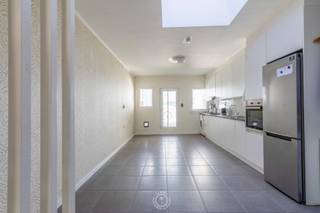 Instapklare gezinswoning op een uitstekende ligging in Temse. Deze woning combineert comfort, ruimte en een centrale locatie, ideaal voor gezinnen of koppels die op zoek zijn naar een gezellige thuis.<br /><br />Bij het binnenkomen komt u terecht in een aangename en <strong>lichtrijke leefruimte</strong> die naadloos aansluit op de open keuken. Dankzij de praktische indeling geniet u hier van een open en <strong>huiselijke sfeer</strong>. Via de keuken bereikt u het terras waar het heerlijk vertoeven is tijdens zonnige dagen.<br /><br />Verder beschikt de woning over <strong>drie slaapkamers</strong> en een verzorgde badkamer, wat zorgt voor voldoende ruimte en comfort voor het hele gezin.<br /><br />De woning is<strong> gunstig gelegen</strong> in Temse, op korte afstand van winkels, scholen, openbaar vervoer en belangrijke invalswegen. Bovendien bevindt u zich vlakbij het centrum en geniet u van een vlotte verbinding richting Sint-Niklaas en Antwerpen. Ook wandel- en fietsliefhebbers kunnen genieten van de nabijheid van de Schelde.<br /><br />Wenst u deze woning graag te bezichtigen? Neem dan contact op via het nummer 03 502 98 74 of mail naar emily@claves.be.<br /><br /><span>(stedenbouw in aanvraag)</span>