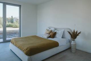 Dockx realiseerde in de landelijke omgeving van Testelt 18 energie zuinige service flats voorzien van alle wooncomfort met functies zoals handgrepen, noodoproepsystemen en rolstoeltoegankelijkheid.
De woningen zijn voorzien van één of twee slaapkamers, open leefkeuken, woonkamer en badkamer met inloopdouche. Deze hebben allen een bewoonbare oppervlakte tussen 72m² en 124m² en zijn voorzien van ruime terrassen tot wel 63m². Het volledige complex is voorzien van ondergrondse parkeerplaatsen en bergingen.
De gezellige ontmoetingsruimte is ontworpen om een warme en uitnodigende sfeer te creëren waar bewoners graag samenkomen en een gezellige babbel kunnen hebben.
De ruime assistentiewoningen hebben alle wooncomfort voor actieve senioren en zijn onmiddellijk beschikbaar.
- Locatie: Plaats-Vondel 21 te Testelt
- Centrale rustige ligging
- Oppervlaktes van 72m² tot 124m²
- Ruime terrassen (gemiddeld 30m²)
- Erkend door Agentschap Zorg&Gezondheid
- 12% BTW + vrijstelling OV voor 10 jaar
- Startprijzen excl. kosten vanaf €275.000,-
Hebben wij je interesse gewekt? Neem dan snel contact met ons op!
jolien@dockx.com
+32 14 37 75 73