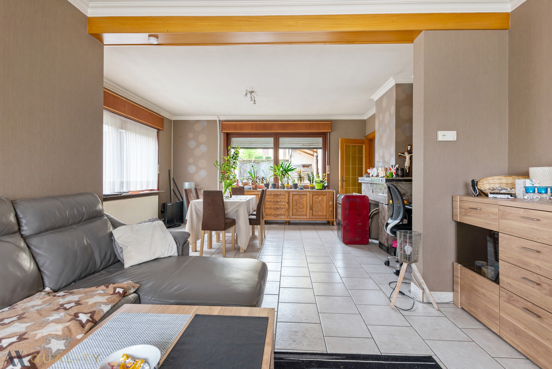 Instapkl. Half-open woning met 3 slpk., 2 badk., grote gar., oprit , terr. en tuin op 04 are 78 ca - foto 3
