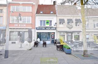UITSTEKEND GELEGEN HANDELSPAND MET WOONST OP DE GROTE MARKT TE RONSE! Deze horecazaak geniet van een centrale ligging met heel wat passage en tal...
