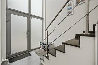 Deze instapklare woning is gelegen in een rustige straat, vlakbij het centrum van Putte. In 2021 onderging de woning verschillende renovaties, waaronder de plaatsing van grote glaspartijen in de inkomhal, de vernieuwing van de keuken en de buitendeuren en de isolatie van de kelder. Bovendien beschikt de woning over domotica, een gunstig EPC-label B en vloerverwarming doorheen de volledige woning.<br /><br />U betreedt de woning via de lichtrijke inkomhal, voorzien van een vestiaire. Aansluitend komt u in de ruime, open leefruimte met geïntegreerde keuken. Dankzij de grote raampartijen geniet u hier van een mooi zicht op de tuin. De gezellige open haard zorgt voor extra sfeer.<br /><br />De open keuken is volledig uitgerust met onder meer een microgolfoven, oven, combi-oven en inductiekookplaat. Aansluitend bevindt zich de praktische wasruimte, uitgerust met ingemaakte kasten en een gastentoilet. Op het gelijkvloers is er bovendien een aparte bureauruimte.<br /><br />Op de eerste verdieping bevinden zich drie slaapkamers, waaronder de ruime masterbedroom. Verder vindt u hier de badkamer, die in 2026 werd vernieuwd en uitgerust is met een ligbad, douche, dubbele lavabo en toilet.<br /><br />De tweede verdieping biedt een polyvalente ruimte die momenteel is ingericht als bureau- en leefruimte. De ingemaakte kasten zorgen hier voor extra opbergruimte. Daarnaast bevindt zich op deze verdieping een tweede douchekamer, eveneens vernieuwd in 2026.<br /><br />Een bijkomende troef is de ruime, droge kelder van maar liefst 90 m², die momenteel is ingericht als sportruimte en tal van andere gebruiksmogelijkheden biedt.<br /><br />Ook op energetisch en praktisch vlak heeft deze woning heel wat te bieden. Zo zijn er 13 zonnepanelen, drie airco-units en een laadpaal aanwezig.<br /><br />Bekijk ook zeker onze website voor de grondplannen.<br />Meer info via Jean.Heylen@imovastgoed.be of via 015/34.34.54.<br />U kan Imo Vastgoed steeds vrijblijvend contacteren voor een gratis waardebepaling van uw woning.