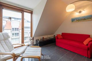 Op zoek naar het echte zeegevoel, centraal gelegen en toch op kleine schaal? Dan is dit een echte voltreffer! Dit appartement maakt deel uit van een kleinschalige residentie, wat meteen zorgt voor een gezellige en rustige uitstraling, en dat op een uiterst centrale locatie.<br /><br />Met 2 terrassen kan u hier naar hartenlust kiezen waar u wil vertoeven, en bovenal geniet u hier van een leuk zeezicht. Of u nu ‘s ochtends uw koffie buiten drinkt met zicht op de golven, of ‘s avonds nog nageniet van een drankje, hier beleeft u de kust op zijn best.<br /><br />Binnenin is het appartement modern ingericht, waardoor u hier zonder zorgen kan intrekken. Met 1 volwaardige slaapkamer is dit appartement ideaal als pied-à-terre aan zee of als vaste stek voor wie van rust en comfort houdt.<br /><br />Op de gelijkvloers is er een kelderberging inbegrepen in de prijs en ook het meubilair krijgt u van de huidige eigenaar. <br /><br />Twijfel dan ook niet langer en maak snel uw afspraak voor een bezichtiging!