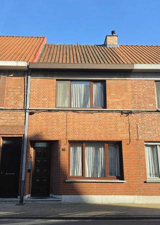 Huis te koop in rustige straat in Hamme.<br /><br />- 2 gevel huis te koop<br />- 3 slaapkamers<br />- 1 badkamer met toilet<br />- 1 apart toilet op 1ste verdieping<br />- keuken<br />- living<br />- grote tuin<br />- EPC: C<br />- Asbestattest in aanvraag<br /><br />Huis is nog bewoond dus beschikbaarheid te bespreken met eigenaar. <br /><br />Bij interesse in een bezoek dient vooraf een afspraak gemaakt te worden.<br />0470686760
