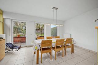 Ontdek deze knappe halfopen bebouwing op een uitstekende locatie in de Kapelstraat, waar ruimte, comfort en energiezuinigheid perfect samenkomen. Met een bewoonbare oppervlakte van maar liefst 185 m² geniet je hier van een uitzonderlijk ruim gevoel.<br />De woning beschikt over drie volwaardige slaapkamers en een moderne badkamer op de verdieping, uitgerust met alle hedendaags comfort. De lichtrijke leefruimte sluit naadloos aan op de ruime open keuken, ideaal voor wie houdt van gezelligheid en functionaliteit. Dankzij de recente bijbouw werd extra leefruimte gecreëerd, wat deze woning nog aantrekkelijker maakt.<br />Vooraan bevindt zich een praktische berging of bureauruimte, perfect voor thuiswerk. Buiten geniet je van een knap terras met een uitstekende ZZW-oriëntatie. De oprit biedt extra gemak.<br />Deze woning is bovendien energiezuinig met een EPC C, hoogrendementsketel, zonnepanelen, dubbele beglazing en volledige isolatie (muur, dak en vloer). De elektrische installatie is conform en rolluiken zorgen voor extra comfort.<br />Gelegen nabij winkels, scholen, supermarkten en belangrijke invalswegen is dit een ideale gezinswoning met veel troeven. Instapklaar, verzorgd en klaar voor de toekomst. Bel of mail ons nu voor een afspraak op het nummer: 052/46.38.03 of info@uw-huis.be en wie weet tot binnenkort! <br />