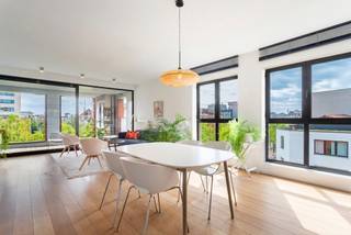 Bright and spacious apartment of approximately 118 m² located on the fourth floor of the “I-LO” residence, at the corner of Napelsstraat...