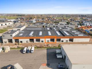 KMO-park Zilleghem bestaat uit 18 KMO-units en 2 kantoren, waarvan op heden nog maar enkele units te koop zijn! <br />Gelegen op het bedrijventerrein 'De Schatting', nabij de Torhoutsesteenweg met een goede verbinding naar de op- en afrit Ruddervoorde (E403). <br />Rondom het gebouw is een private weg aangelegd met privatieve parkeerplaatsen.<br />De KMO-units zijn geschikt voor zowel opslag als productie. Mogelijkheid om zonnepanelen te voorzien op het dak.<br /><br />Afwerking casco KMO-units :<br />- brandklasse C<br />- vrije hoogte van +/- 6,5 m<br />- staalconstructie in combinatie met een betonplint en geïsoleerde sandwichpanelen<br />- automatische sectionale poort (4,50 m B x 4,20 m H) met aparte toegangsdeur met glaspartij<br />- lichtstraat en polybetonvloer<br />- regenwater en septische put<br /><br />KMO-unit 1 op de hoek van het bedrijfsverzamelgebouw bestaat uit een gelijkvloerse verdieping (164 m²) en een lichtrijk kantoor op de eerste verdieping (164 m²).<br /><br />Voorziene oplevering Q4 2025.<br /><br />Voor meer info en inzage in de verkoopplannen of een bezoek ter plaatse : info@futurimmo.be - 0470 50 50 50.