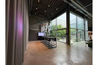 High-End Industriële site te koop in ZwevegemCentraal gelegen aan IZ De Pluim in Zwevegem, combineert dit instapklare bedrijfsgebouw een strategische...