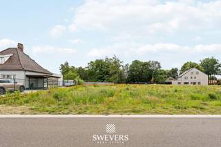 Voor meer info en foto’s, surf naar www.swevers.be – Bouw uw droomwoning op deze aantrekkelijke bouwgrond voor open bebouwing in Heusden-Zolder. Het perceel ligt aan Weg naar de Grauwe Steen en combineert een rustige woonomgeving met een vlotte bereikbaarheid.<br />Met een oppervlakte van 654 m², een perceelbreedte van 15 meter en een diepte van 50,49 meter biedt deze grond heel wat mogelijkheden voor een comfortabele gezinswoning met tuin. De zuidoostelijke oriëntatie zorgt voor aangenaam natuurlijk licht en fijne zonmomenten, ideaal voor wie droomt van een zonnig terras of een gezellige buitenruimte.<br />De bestemming voor open bebouwing biedt ruimte om een woning te realiseren die aansluit bij uw eigen wensen en plannen, onder voorbehoud van de nodige vergunningen. Ook de ligging is een sterke troef: scholen bevinden zich op 1 km, winkels op 900 meter en openbaar vervoer en recreatie op slechts 400 meter. Dankzij de nabijheid van de snelweg op 3,8 km is deze locatie ook interessant voor pendelaars. Een mooie kans voor wie ruimte, rust en bereikbaarheid wil combineren in Heusden-Zolder. Voor meer informatie, bel 011 255 155.
