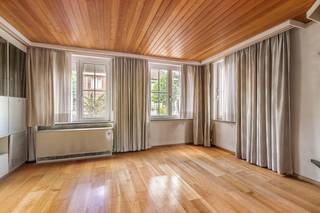 Op een uiterst strategische en gegeerde locatie in Sint-Andries bevindt zich deze te renoveren halfopen bebouwing. Gelegen op een perceel van 365 m² en biedt een uitstekende basis voor wie op zoek is naar een gezinswoning met substantieel potentieel. De strategische ligging garandeert een vlotte verbinding naar het centrum van Brugge en belangrijke invalswegen (E40/E403).<br /><br />Gelijkvloers:<br />De centrale inkomhal is voorzien van een vestiaire. Van hieruit heeft u toegang tot de uitgestrekte leefruimte, die geniet van een aangenaam zicht op de voortuin en de achtertuin. Aansluitend bevindt zich de keuken met naastgelegen een praktische berging en een aparte ruime wasplaats. De aanwezige aanbouw fungeert als een verlengstuk van de woning, waardoor u het hele jaar door contact houdt met de tuin.<br /><br />1ste verdieping:<br />De nachthal biedt toegang tot 2 slaapkamers, die gekenmerkt worden door hun goede proporties. Daarnaast is er een polyvalente kleinere kamer, uitermate geschikt als bureau of hobbyruimte. De badkamer is momenteel ingericht met een douche en een tweede toilet.<br /><br />2de verdiep:<br />Toegankelijk met een vaste trap, waar men nog 2 slaapkamers en een zolderruimte.<br /><br />Buitenruimte & Extra:<br />De woning is voorzien van een zonnige tuin. Het eigendom beschikt over een oprit voor extra parkeergelegenheid. Achteraan de tuin bevindt zich tevens een praktische tuinberging en serre. <br /><br />Mits de nodige renovatie vormt deze eigendom een ideale opportuniteit voor wie op zoek is naar een comfortabele woning op een uitstekende locatie!<br /><br />Dit pand is onderworpen aan de renovatieverplichting van de Vlaamse overheid voor residentiële gebouwen (behoudens bij sloop binnen 5 jaar na de aankoop). Consulteer voor meer informatie de website van het Vlaams Energie- en Klimaatagentschap via https://www.vlaanderen.be/een-woning-kopen/renovatieverplichting-voor-residentiele-gebouwen<br /><br />Bestuursmaatregelen in het maatregelenregister: nee