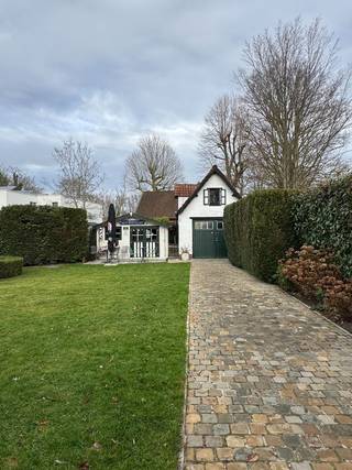 TE KOOP OP LIJFRENTE - MELLE. In het rustige Melle ontdekt u deze charmante villa die warmte en gezelligheid ademt. Vanaf het moment dat u binnenstapt, voelt u de huiselijke sfeer: een ruime inkomhal leidt u naar de gastentoilet en naar de knusse eet- en leefruimte. De praktische keuken, met directe toegang tot berging en wasplaats, maakt het dagelijkse leven aangenaam en overzichtelijk. Op de gelijkvloerse verdieping vindt u verder twee comfortabele slaapkamers en een functionele badkamer, allemaal met een uitnodigende, warme uitstraling.<br />Een vaste trap brengt u naar de bovenverdieping, waar de zolderruimten mogelijkheid bieden tot extra slaapkamers en u alle vrijheid geven om uw persoonlijke stempel te drukken. Of u nu droomt van een master suite, een hobbyruimte of een thuiskantoor, de mogelijkheden zijn hier eindeloos.<br />De tuin vormt een verlengstuk van het huis: rustig en privé, met een charmant tuinhuis voor gezellige momenten, terwijl de ruime oprit en aparte garage het praktisch gemak vervolledigen. Deze villa is een unieke kans voor wie een warme, uitnodigende thuis zoekt.<br />Via de aankoop op lijfrente wordt u vandaag al eigenaar van deze prachtige villa, met een gespreide betaling die uw financiële vrijheid bewaart en u zekerheid geeft over de toekomst. Ontdek alle details op ons kantoor en laat u inspireren door de mogelijkheden die deze unieke woning biedt.<br />Bouquet 375.000 EUR + lijfrente bedrag van 550 EUR/maand<br />EPC: Label F, code: 20260206-0003793299-RES-1