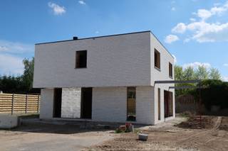 Gelegen op een uitstekende ligging in de dorpskern van Jabbeke, nabij alle voorzieningen en de E40, treffen we deze kwaliteitsvolle...