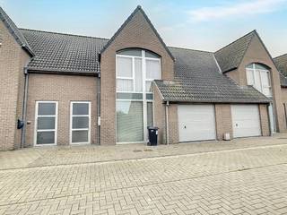 This house is located in a quiet neighborhood in the village center of Beveren-aan-de-IJzer. Very rural but about 20 minutes' drive from...