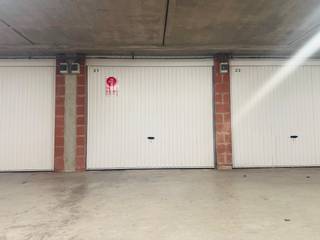 Bent u op zoek naar een garagebox te huur in het centrum van Bredene? Deze afgesloten garagebox bevindt zich op verdiep -1, onder de Albert Heijn,...