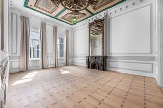 Wij stellen u graag dit luxueuze appartement voor op de Bondgenotenlaan in Leuven, gelegen in een historisch gebouw met slechts 8 entiteiten. Het pand werd met veel zorg volledig gerenoveerd, met behoud van het authentieke karakter. Bij het betreden van het gebouw valt meteen de statige inkomhal op, met authentieke elementen en marmeren accenten die de klasse van het geheel onderstrepen. Het appartement straalt pure elegantie uit dankzij de zeer hoge plafonds met prachtige plafondaccenten, wat zorgt voor een indrukwekkend ruimtegevoel. In de leefruimte springen twee stijlvolle openhaarden meteen in het oog, elk afgewerkt met een spiegel die tot aan het plafond reikt en het karakter van het pand extra benadrukt. Grote raampartijen zorgen bovendien voor veel natuurlijke lichtinval. De keuken is volledig uitgerust en biedt alle hedendaags comfort. Verder beschikt het appartement over een ruime slaapkamer en een stijlvolle badkamer met douche, lavabo en toilet. Achteraan kan u bovendien genieten van een uitzonderlijk ruime gemeenschappelijke tuin, een zeldzame troef op deze locatie. Kortom: een unieke opportuniteit voor wie exclusief en stijlvol wil wonen of investeren op één van de meest gegeerde locaties in Leuven. Interesse? Contacteer ons via info@homies.be of 016 22 82 22.