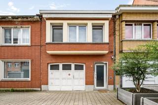Op een toplocatie in Kessel vindt u deze instapklare gezinswoning met vier slaapkamers, een zonnig zuidwestgericht terras/stadstuin en een garage. Dankzij de centrale ligging geniet u van een uitstekende bereikbaarheid, met winkels, scholen en openbaar vervoer op korte afstand en een vlotte aansluiting op de belangrijkste verbindingswegen.<br /><br />Via de lichtrijke inkomhal betreedt u de woning, die meteen een aangename en uitnodigende indruk nalaat. De hal geeft toegang tot de ruime leefruimte, waar voldoende plaats is voorzien voor zowel een gezellige zithoek als een aparte eetkamer. Aansluitend bevindt zich de volledig uitgeruste keuken, voorzien van de belangrijkste toestellen en alle hedendaagse comfort. Op het gelijkvloers vindt u bovendien een apart gastentoilet en een ruime garage met aansluiting voor de wasmachine.<br />De nachthal op de eerste verdieping leidt naar vier slaapkamers en een ruime badkamer, uitgerust met een ligbad en lavabo.<br /><br />Buiten geniet u in alle rust van het aangelegde, zuidwestgerichte terras of liever de charmante stadstuin. Deze aangename buitenruimte vormt de ideale plek om te ontspannen en optimaal van het buitenleven te genieten. Achteraan het perceel bevindt zich bovendien een polyvalente ruimte met verdieping, goed voor maar liefst 48 m² extra bruikbare oppervlakte. Deze biedt tal van mogelijkheden, zoals een hobbyruimte, atelier, bureau of extra opslagruimte.<br /><br />Dit is een uitstekende opportuniteit als u op zoek bent naar een instapklare woning met vier slaapkamers, een zonnig terras/stadstuin en een garage te Kessel. Contacteer ons op 0475 47 59 76 voor meer informatie of neem een kijkje op www.boonstravastgoed.be. <br /><br />Bijzonderheden:<br />- Garage<br />- 4 slaapkamers<br />- Terras/stadstuin