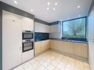 Ontdek deze volledig gerenoveerde villa te huur in een rustige, residentiële buurt. De woning combineert hoogwaardige afwerking met...